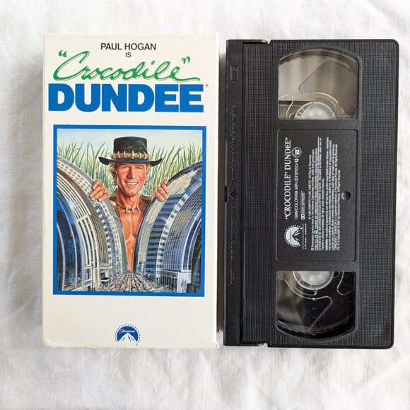3/$15 Crocodile Dundee (1986) VHS movie with Paul Hogan - Picture 6 of 6